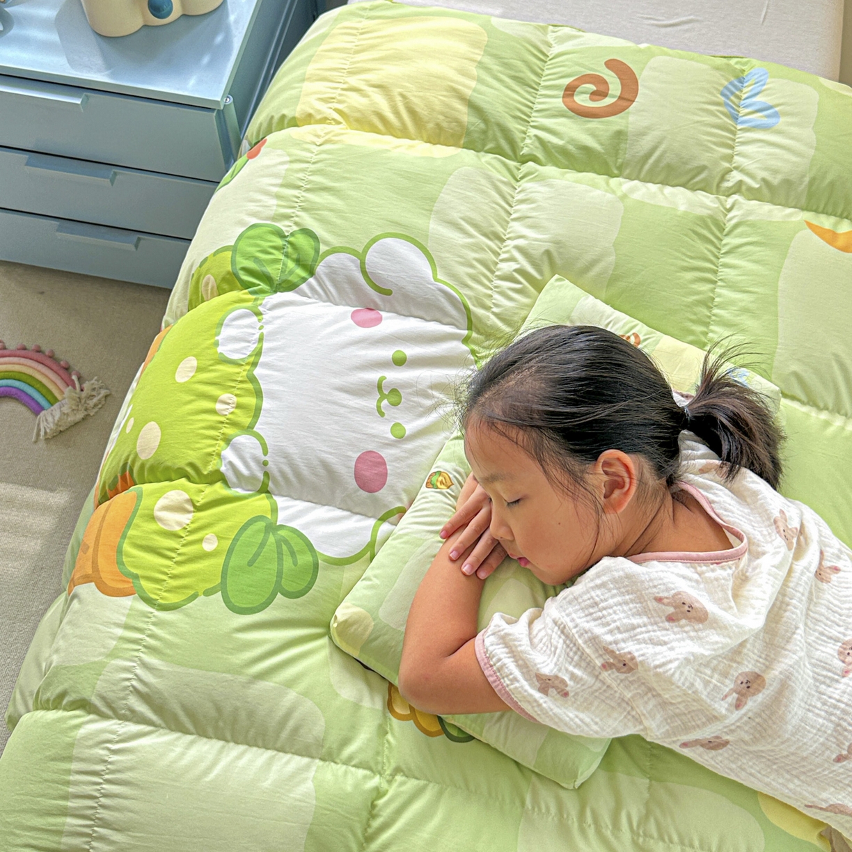 91家纺网 家纺一手货源 找家纺 暖羽屋羽绒馆 2025新款天丝莱赛尔鹅绒丝被芯 抗菌 防螨羽毛被1.2米 白鹅绒丝 儿童学生被子1.5 春秋被 清爽狗狗