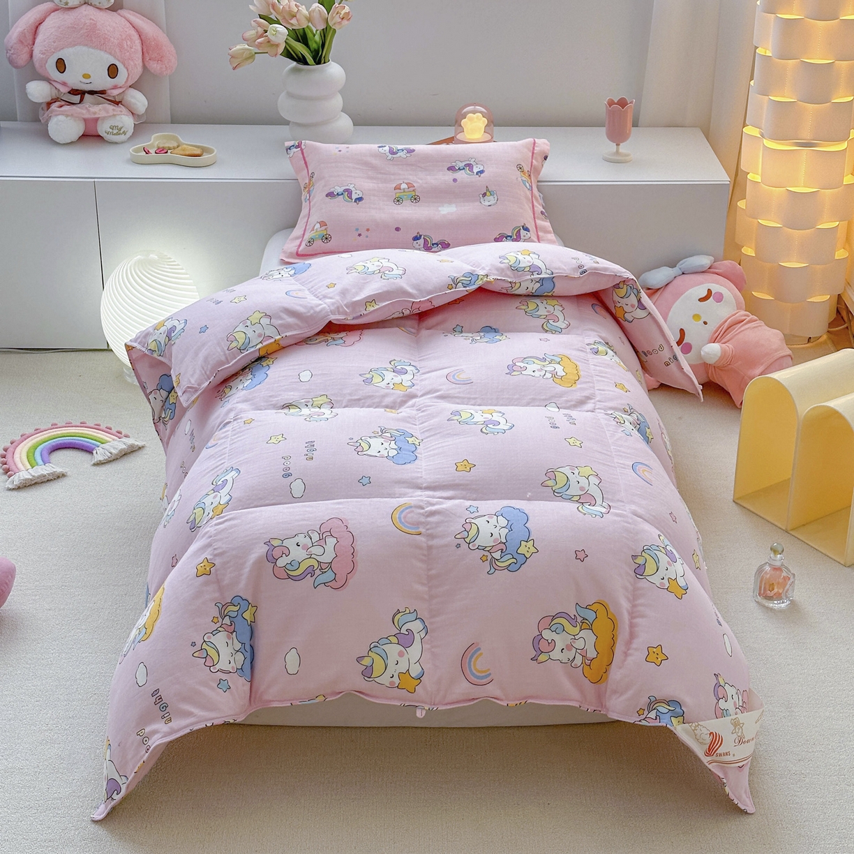 91家纺网 家纺一手货源 找家纺 暖羽屋羽绒馆 2025新款A类双层纱鹅绒丝被芯儿童学生 羽绒被子 羽毛被婴幼儿园 冬被春秋被 星空独角兽 双层纱 带细节