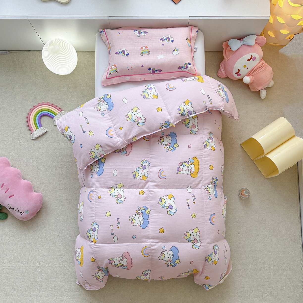 91家纺网 家纺一手货源 找家纺 暖羽屋羽绒馆 2025新款A类双层纱鹅绒丝被芯儿童学生 羽绒被子 羽毛被婴幼儿园 冬被春秋被 星空独角兽 双层纱 带细节