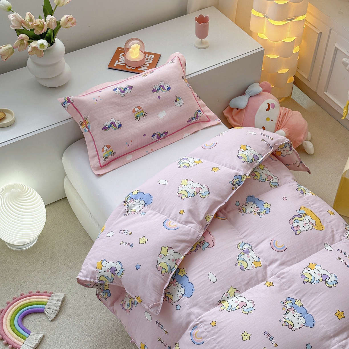 91家纺网 家纺一手货源 找家纺 暖羽屋羽绒馆 2025新款A类双层纱鹅绒丝被芯儿童学生 羽绒被子 羽毛被婴幼儿园 冬被春秋被 星空独角兽 双层纱 带细节