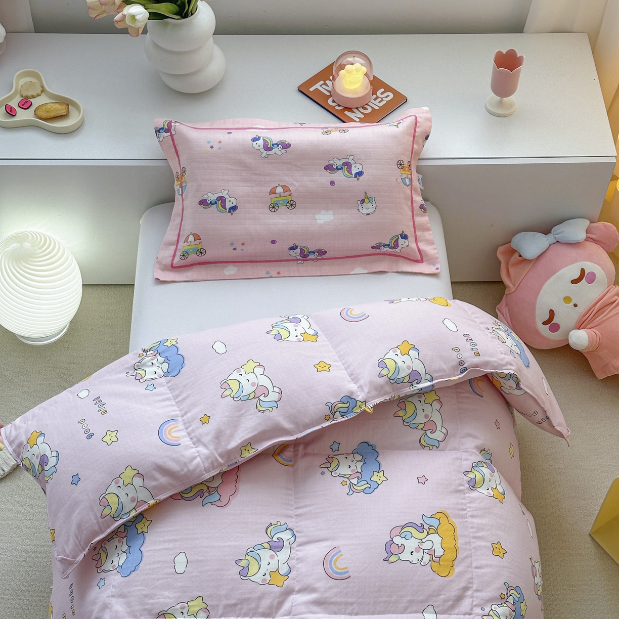 91家纺网 家纺一手货源 找家纺 暖羽屋羽绒馆 2025新款A类双层纱鹅绒丝被芯儿童学生 羽绒被子 羽毛被婴幼儿园 冬被春秋被 星空独角兽 双层纱 带细节