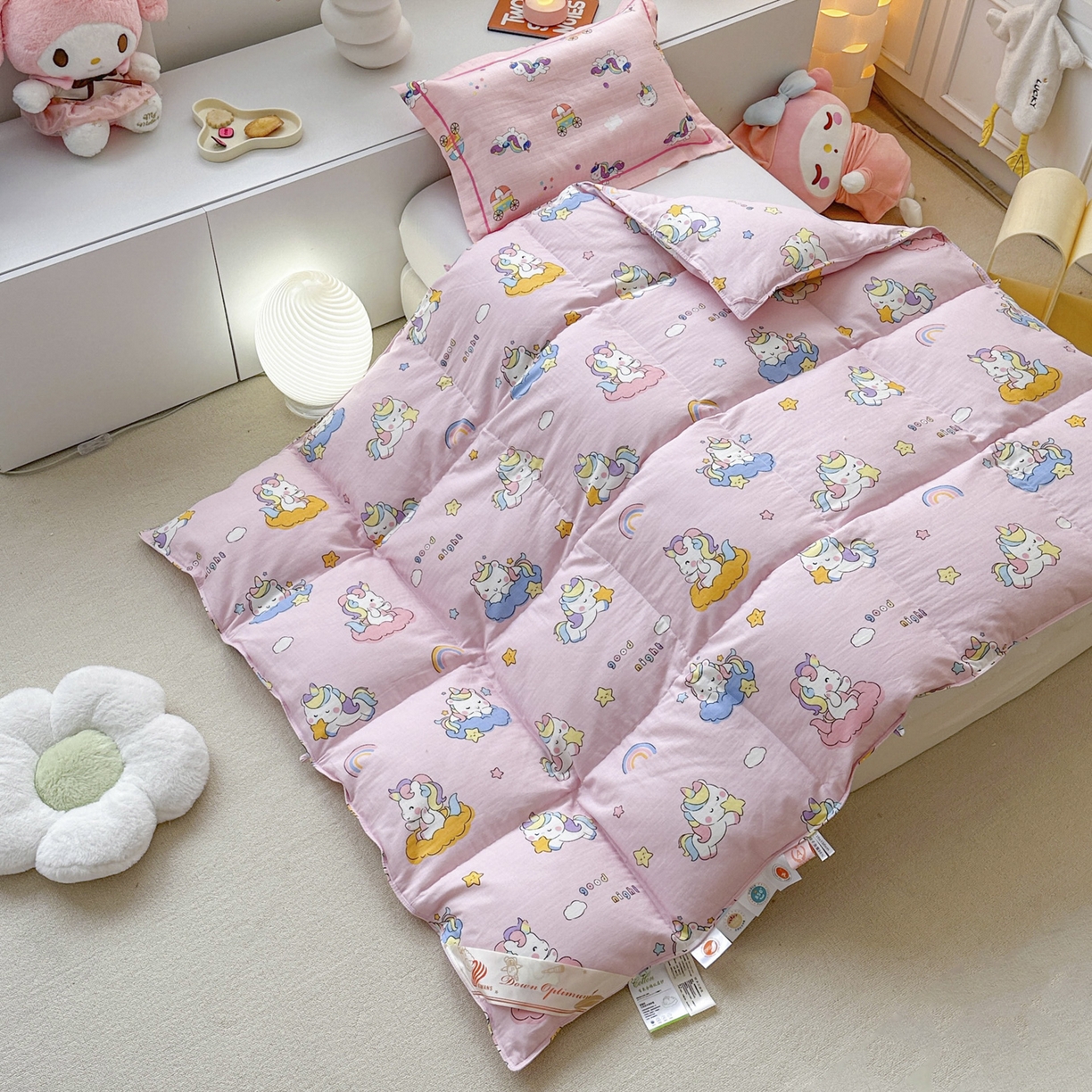 91家纺网 家纺一手货源 找家纺 暖羽屋羽绒馆 2025新款A类双层纱鹅绒丝被芯儿童学生 羽绒被子 羽毛被婴幼儿园 冬被春秋被 星空独角兽 双层纱 带细节