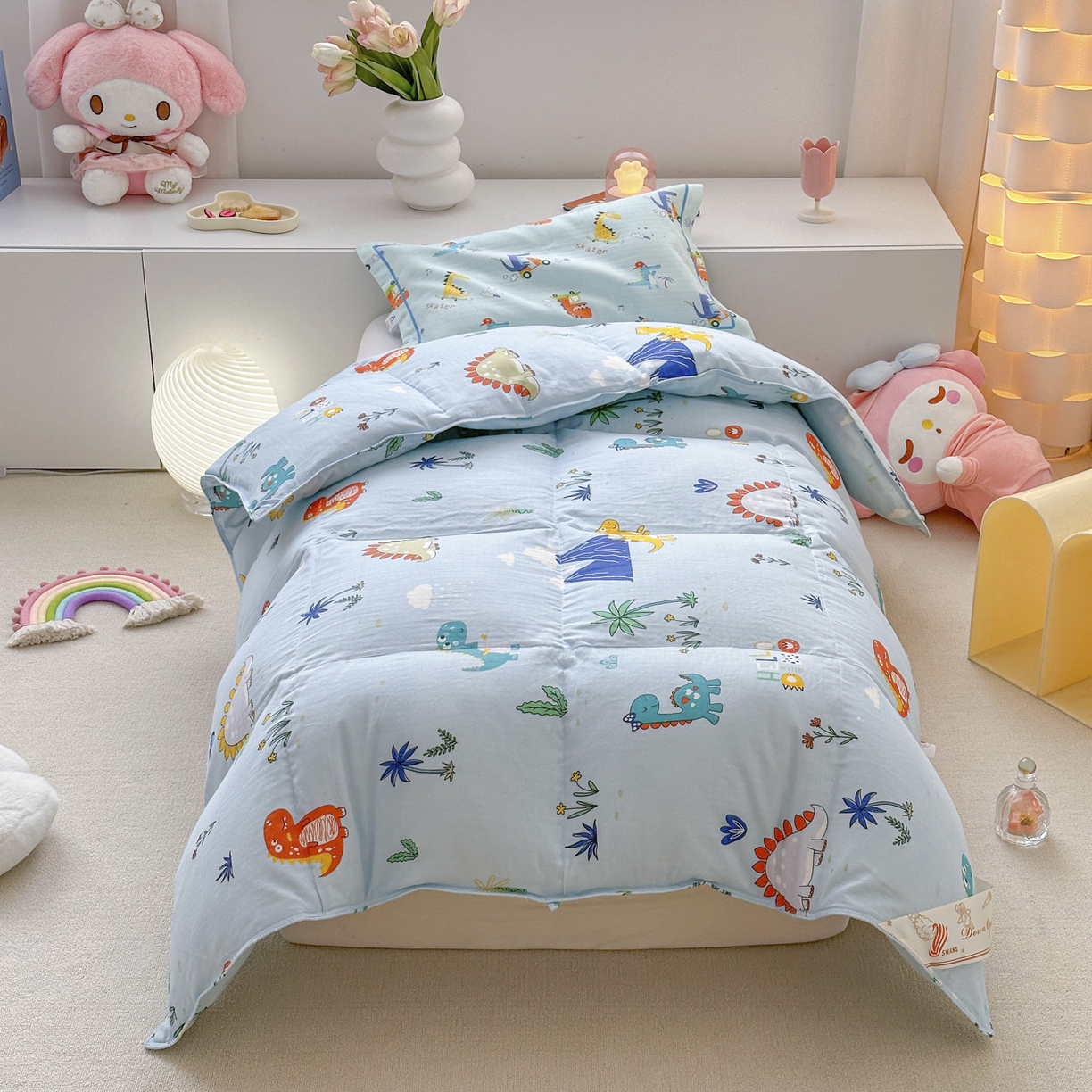 91家纺网 家纺一手货源 找家纺 暖羽屋羽绒馆 2025新款A类双层纱鹅绒丝被芯儿童学生 羽绒被子 羽毛被婴幼儿园 冬被春秋被 恐龙乐园 双层纱