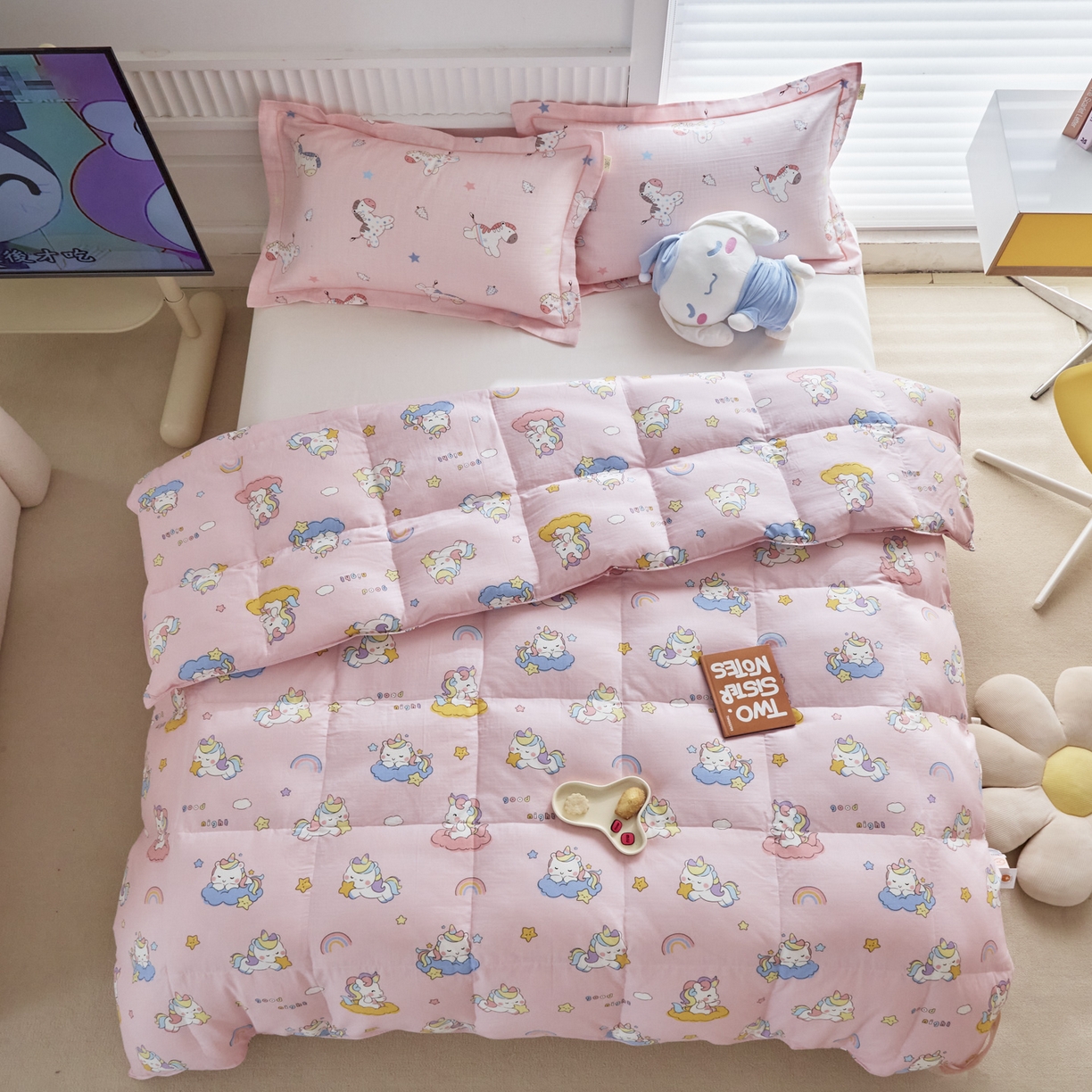 91家纺网 家纺一手货源 找家纺 暖羽屋羽绒馆 2025新款A类双层纱鹅绒丝被芯儿童学生 羽绒被子 羽毛被婴幼儿园 冬被春秋被 星空独角兽 双层纱 带细节