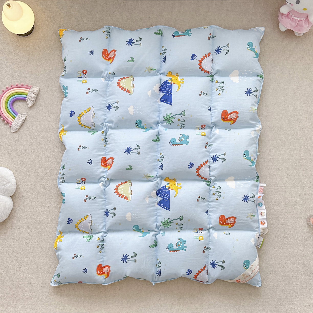 91家纺网 家纺一手货源 找家纺 暖羽屋羽绒馆 2025新款A类双层纱鹅绒丝被芯儿童学生 羽绒被子 羽毛被婴幼儿园 冬被春秋被 恐龙乐园 双层纱