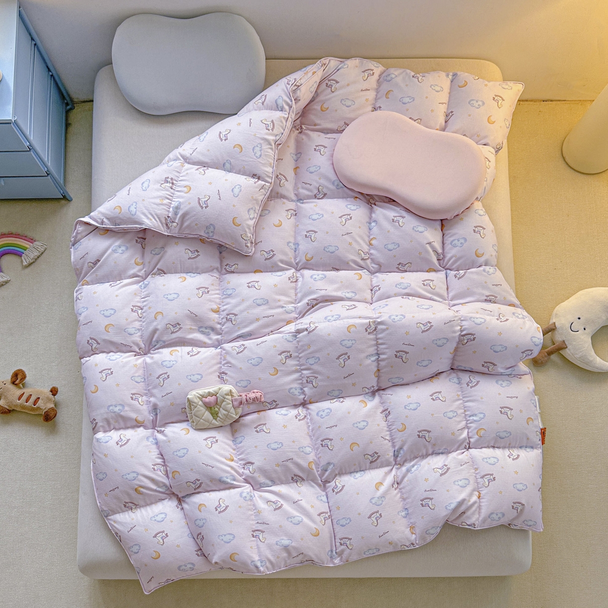 91家纺网 家纺一手货源 找家纺 暖羽屋羽绒馆 2025新款A类双层纱鹅绒丝被芯儿童学生 羽绒被子 羽毛被婴幼儿园 冬被春秋被 快乐梦想