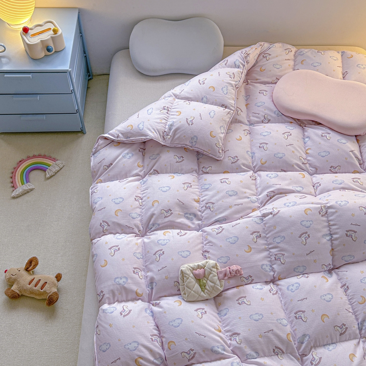 91家纺网 家纺一手货源 找家纺 暖羽屋羽绒馆 2025新款A类双层纱鹅绒丝被芯儿童学生 羽绒被子 羽毛被婴幼儿园 冬被春秋被 快乐梦想