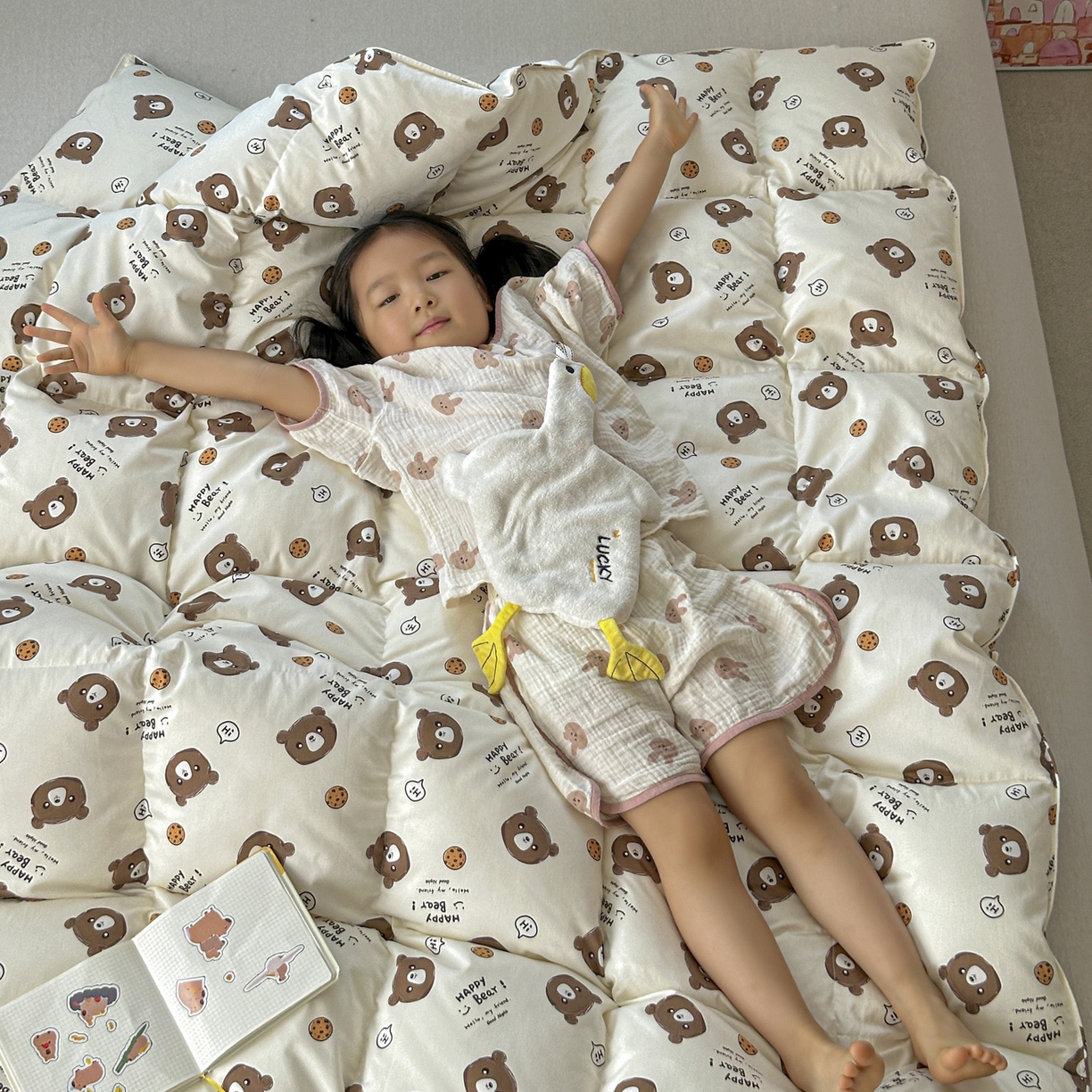 91家纺网 家纺一手货源 找家纺 暖羽屋羽绒馆 2025新款儿童纯棉鹅绒丝被芯60s卡通学生婴幼儿园1.2米羽绒被子1.5米宿舍羽绒冬被 饼干小熊