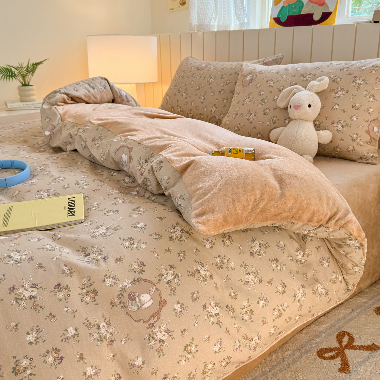 91家纺网 家纺一手货源 找家纺 Sweet dreams甜梦 2025新款棉加绒印花四件套 奶茶兔子