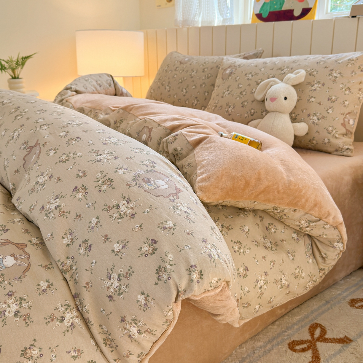 91家纺网 家纺一手货源 找家纺 Sweet dreams甜梦 2025新款棉加绒印花四件套 奶茶兔子