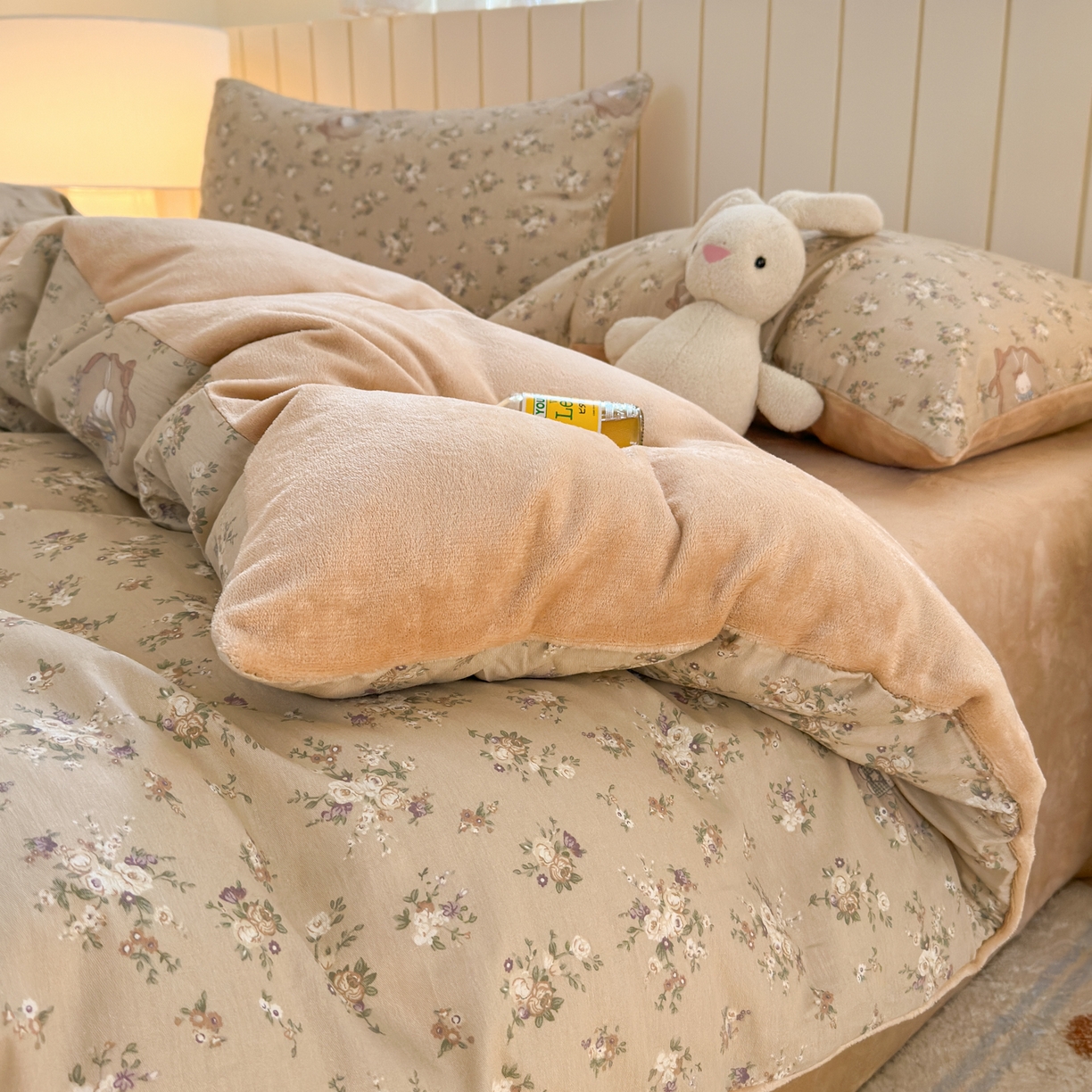 91家纺网 家纺一手货源 找家纺 Sweet dreams甜梦 2025新款棉加绒印花四件套 奶茶兔子