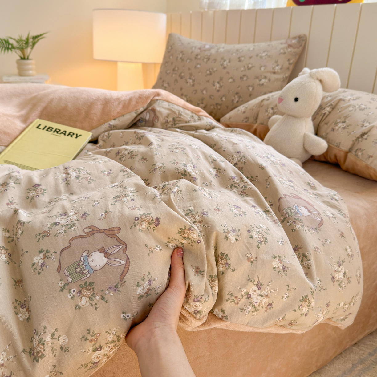 91家纺网 家纺一手货源 找家纺 Sweet dreams甜梦 2025新款棉加绒印花四件套 奶茶兔子