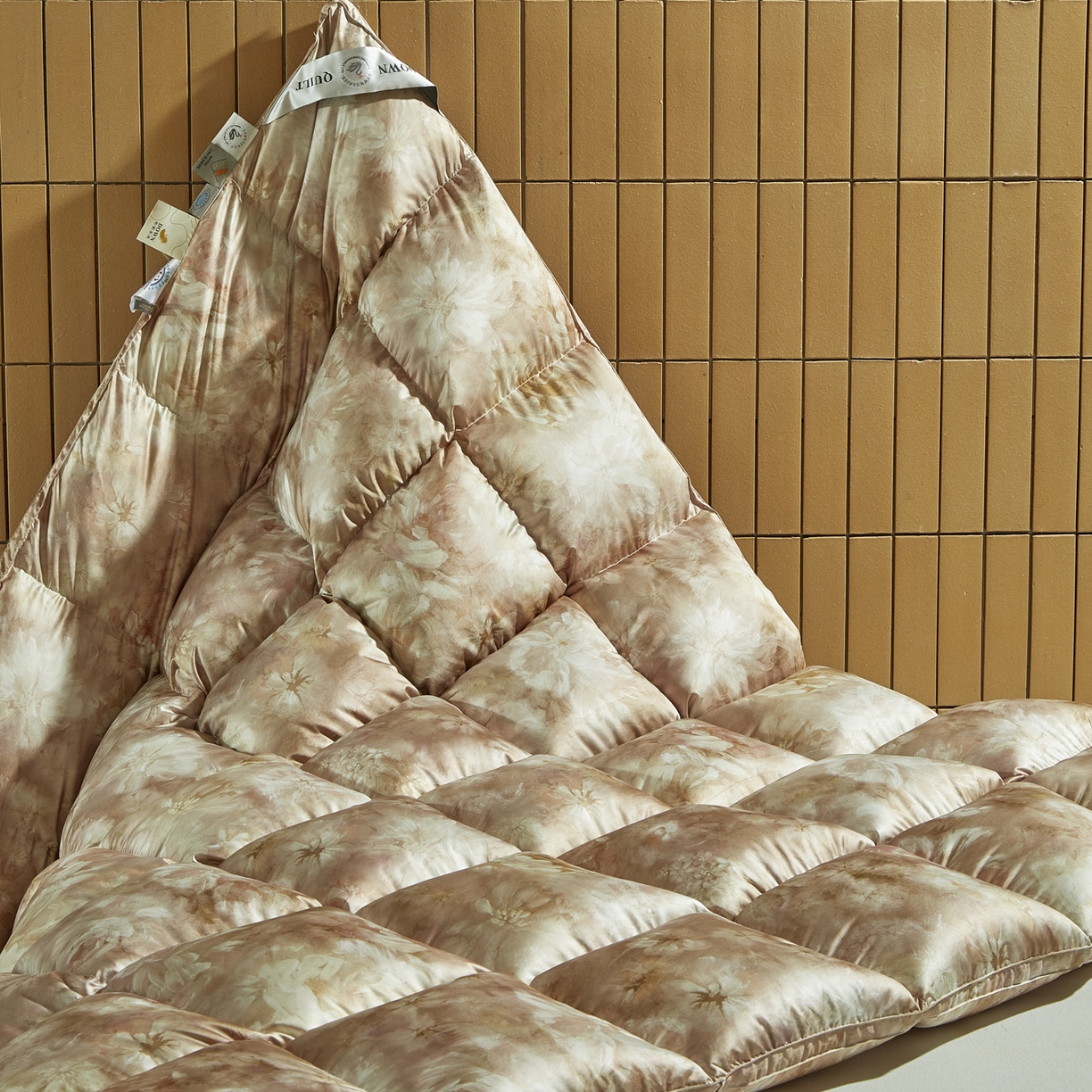 91家纺网 家纺一手货源 找家纺 暖羽屋羽绒馆 2025新款印花鹅绒丝冬被 羽绒被子 春秋白鹅绒被芯 羽毛被子双人加厚冬被 绚烂