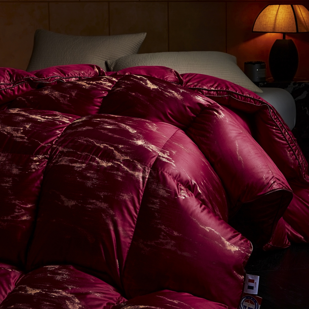 91家纺网 家纺一手货源 找家纺 暖羽屋羽绒馆 2025新款峰峦95鸭绒被子 双人婚庆冬被 白鸭绒被芯两米羽绒被子 峰峦 涟漪红