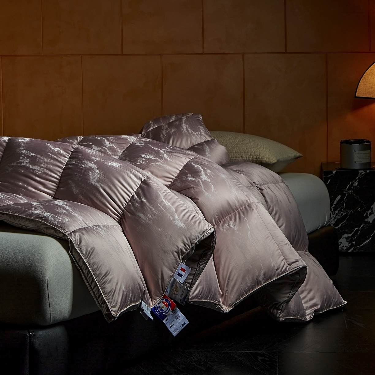 91家纺网 家纺一手货源 找家纺 暖羽屋羽绒馆 2025新款峰峦95鸭绒被子 双人婚庆冬被 白鸭绒被芯两米羽绒被子 峰峦 祥云紫