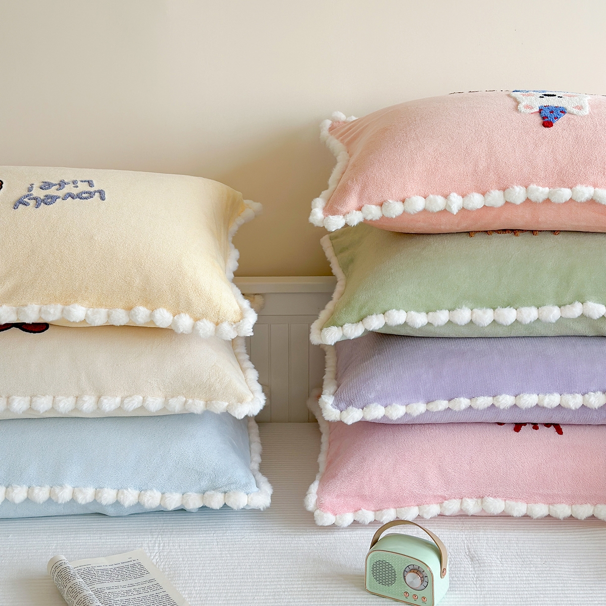 91家纺网 家纺一手货源 找家纺 寐居家纺 2025新款牛奶绒毛巾绣单枕套 组合图仅供展示不可下单