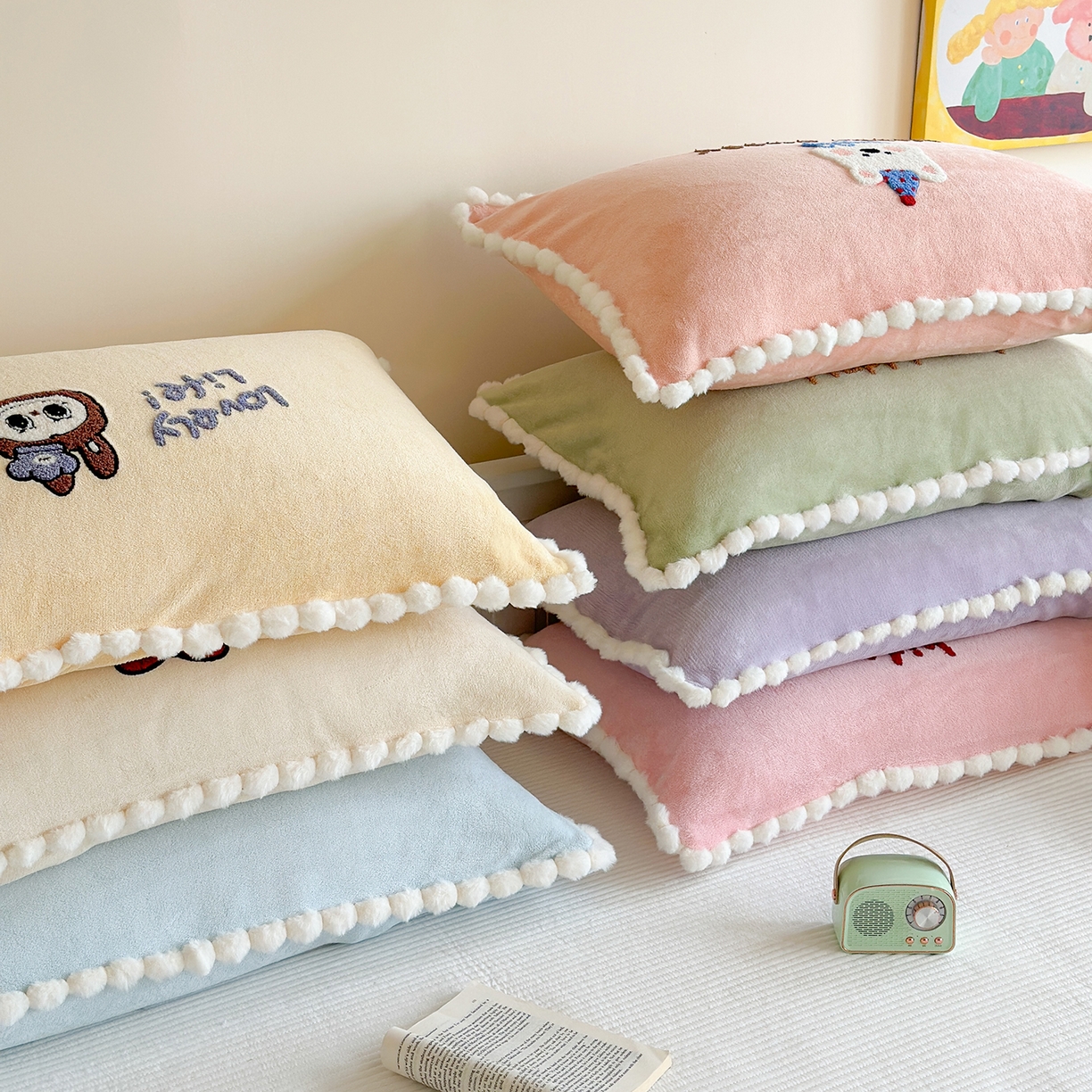 91家纺网 家纺一手货源 找家纺 寐居家纺 2025新款牛奶绒毛巾绣单枕套 组合图仅供展示不可下单