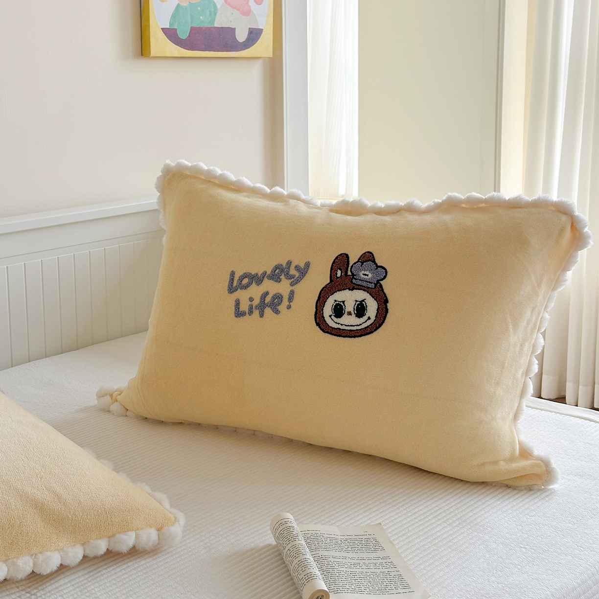 91家纺网 家纺一手货源 找家纺 寐居家纺 2025新款牛奶绒毛巾绣单枕套 布布·米黄