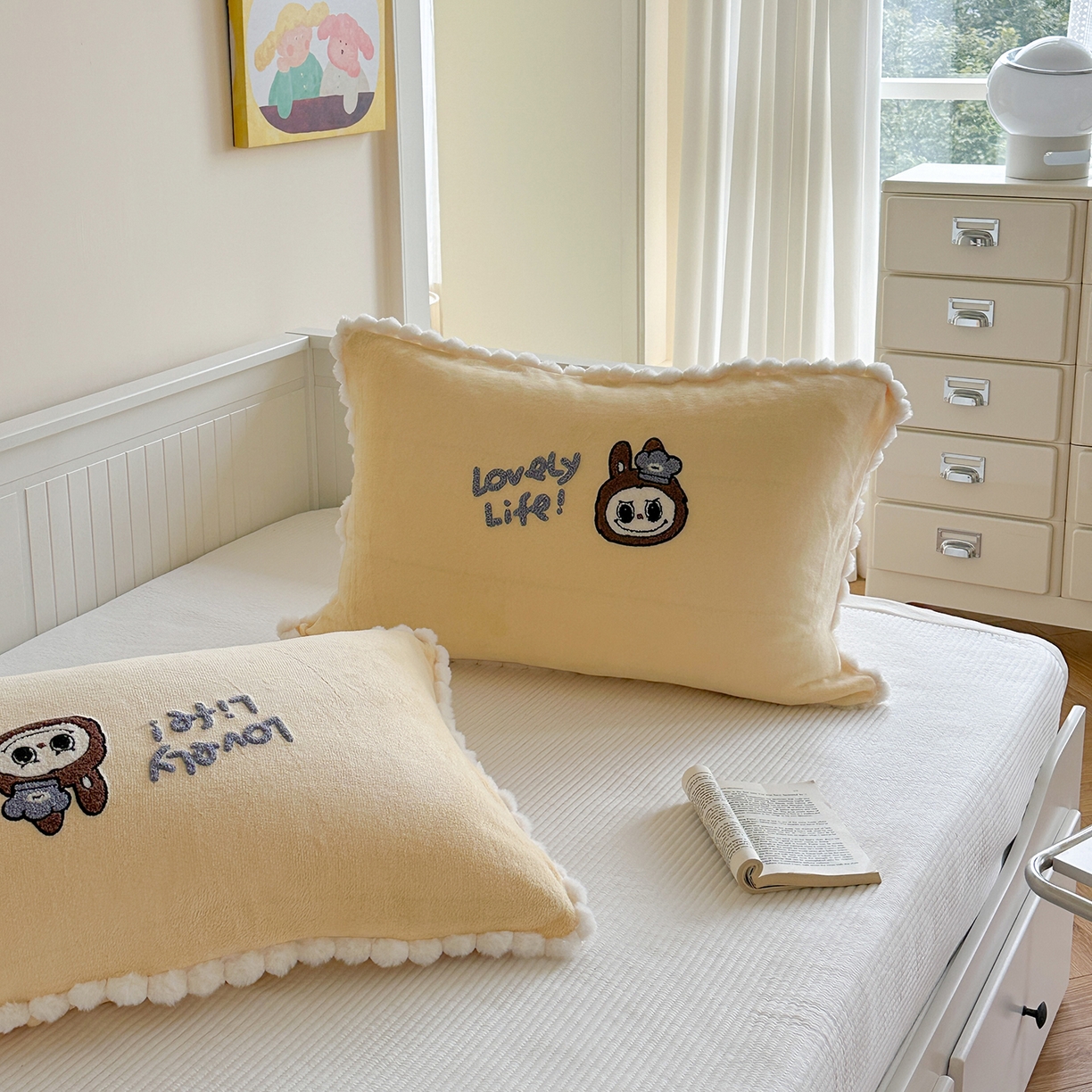 91家纺网 家纺一手货源 找家纺 寐居家纺 2025新款牛奶绒毛巾绣单枕套 布布·米黄