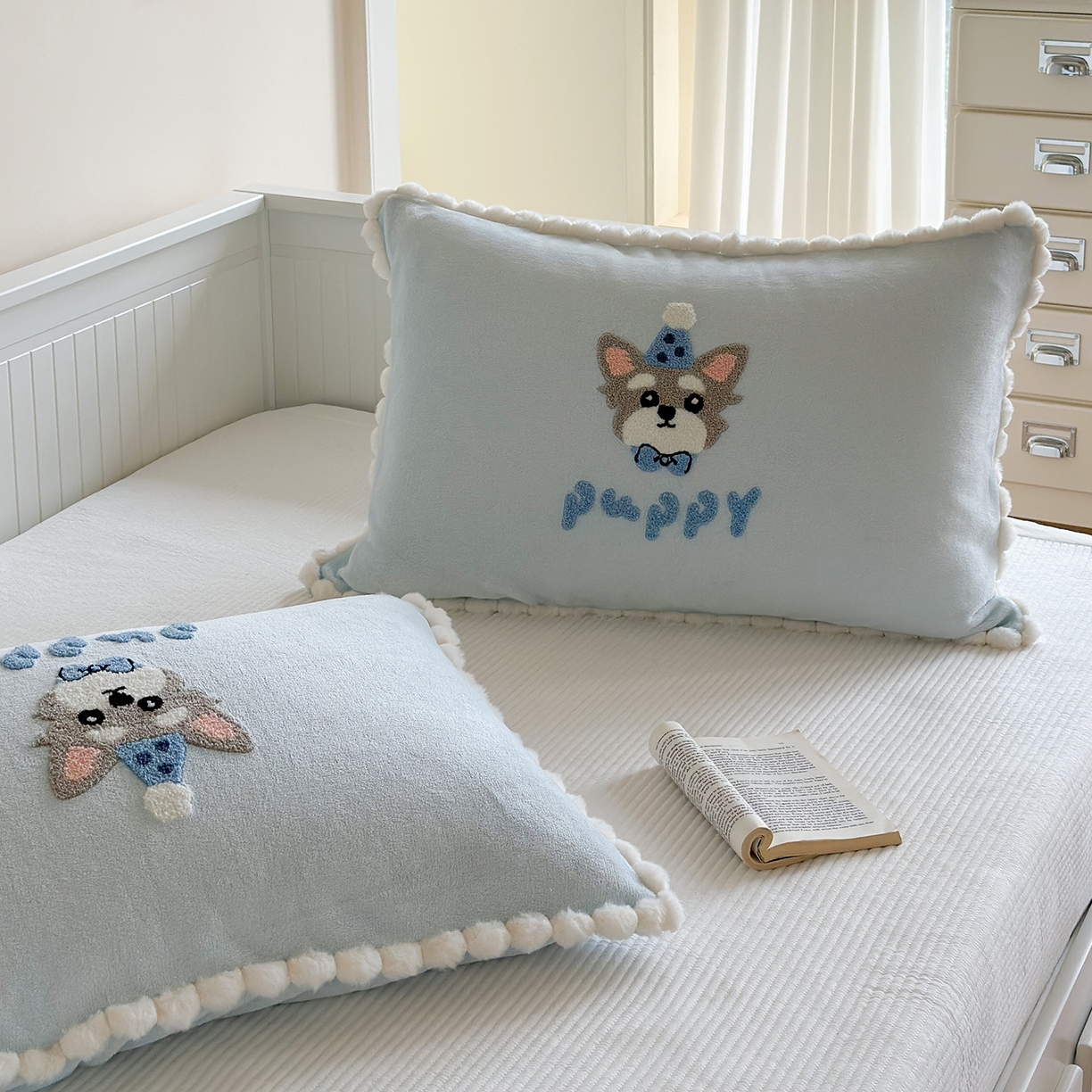 91家纺网 家纺一手货源 找家纺 寐居家纺 2025新款牛奶绒毛巾绣单枕套 领结狗·蓝