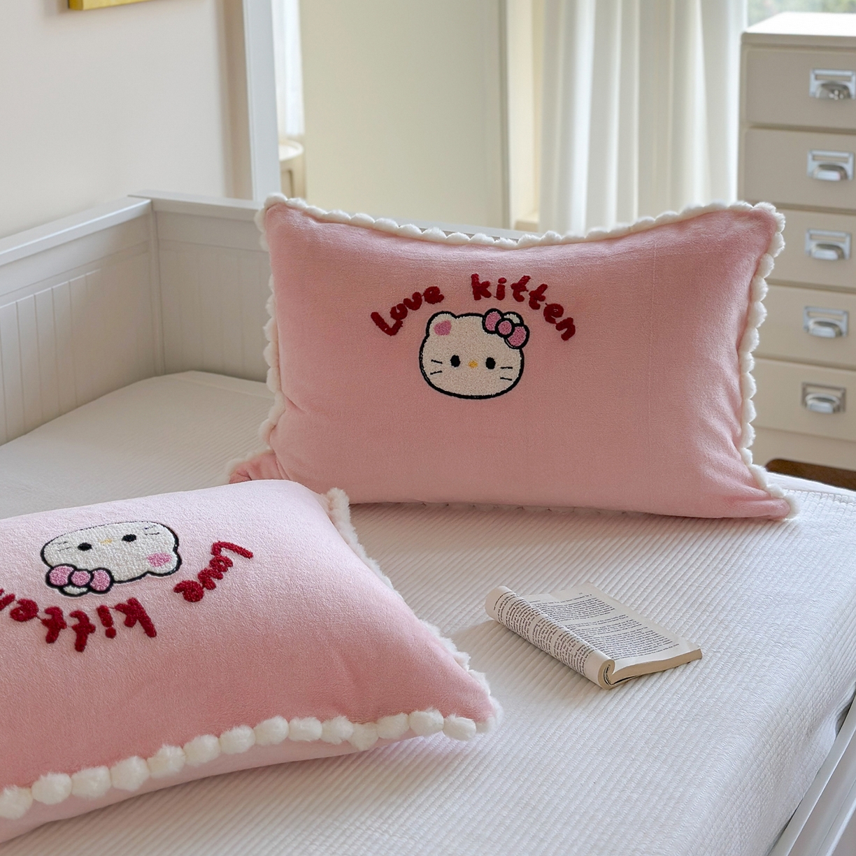 91家纺网 家纺一手货源 找家纺 寐居家纺 2025新款牛奶绒毛巾绣单枕套 少女喵·粉