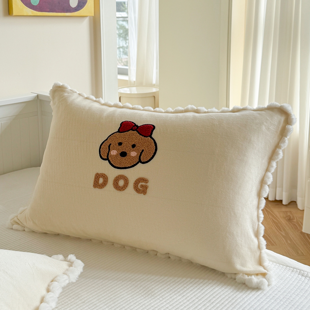 91家纺网 家纺一手货源 找家纺 寐居家纺 2025新款牛奶绒毛巾绣单枕套 甜美狗·米白