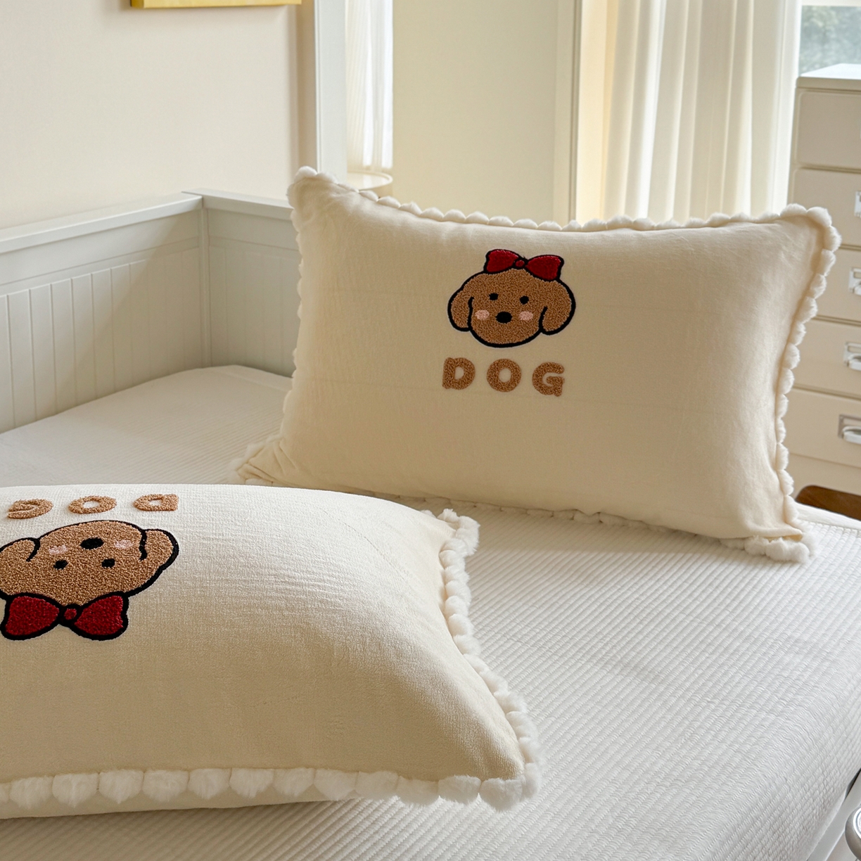 91家纺网 家纺一手货源 找家纺 寐居家纺 2025新款牛奶绒毛巾绣单枕套 甜美狗·米白