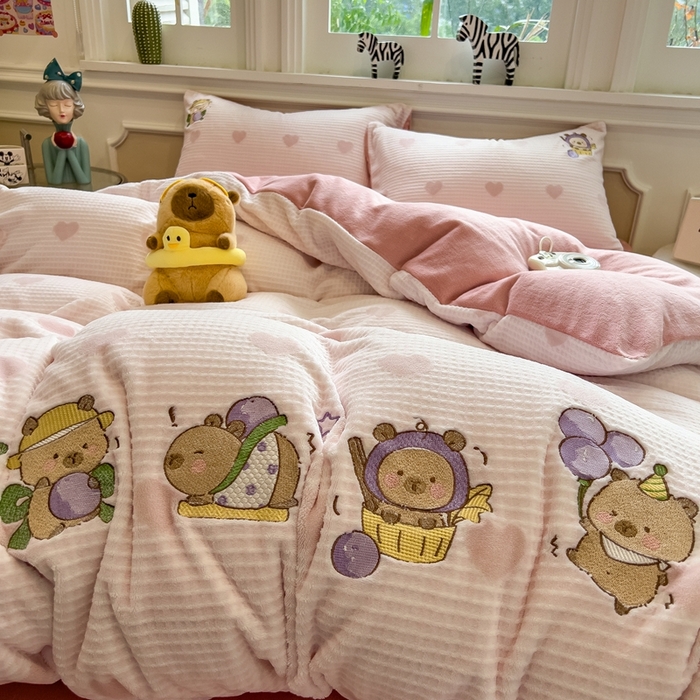 91家纺网 家纺一手货源 找家纺 （总）凯罗 2025新款亲肤舒适牛奶绒雕花印加绣卡通绣花四件套