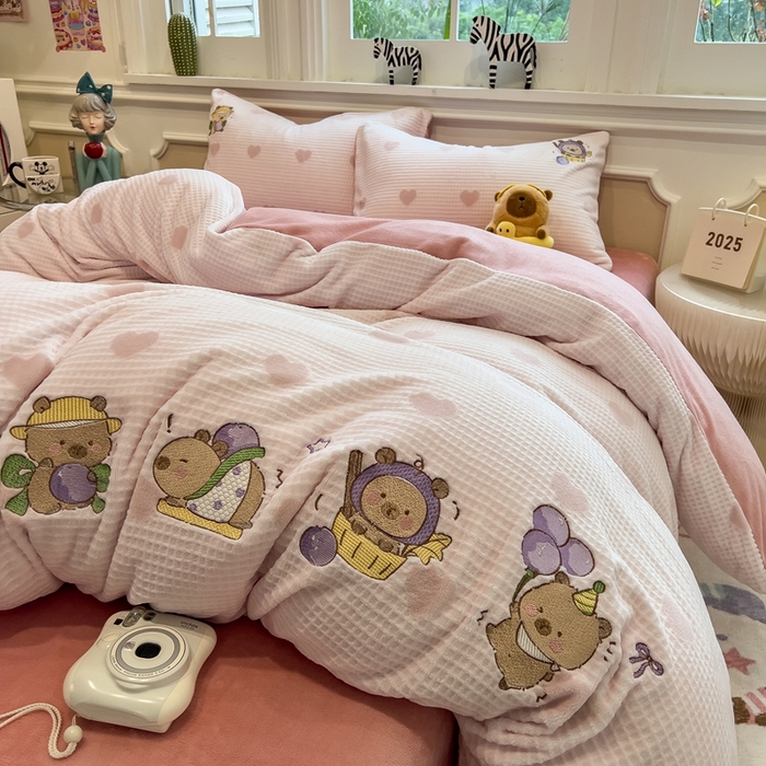 91家纺网 家纺一手货源 找家纺 （总）凯罗 2025新款亲肤舒适牛奶绒雕花印加绣卡通绣花四件套