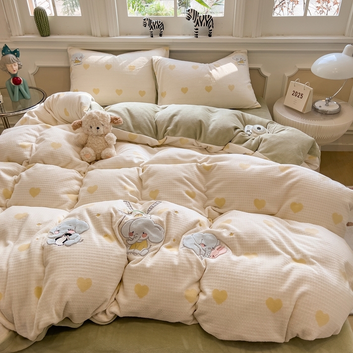 91家纺网 家纺一手货源 找家纺 （总）凯罗 2025新款亲肤舒适牛奶绒雕花印加绣卡通绣花四件套