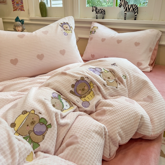 91家纺网 家纺一手货源 找家纺 （总）凯罗 2025新款亲肤舒适牛奶绒雕花印加绣卡通绣花四件套