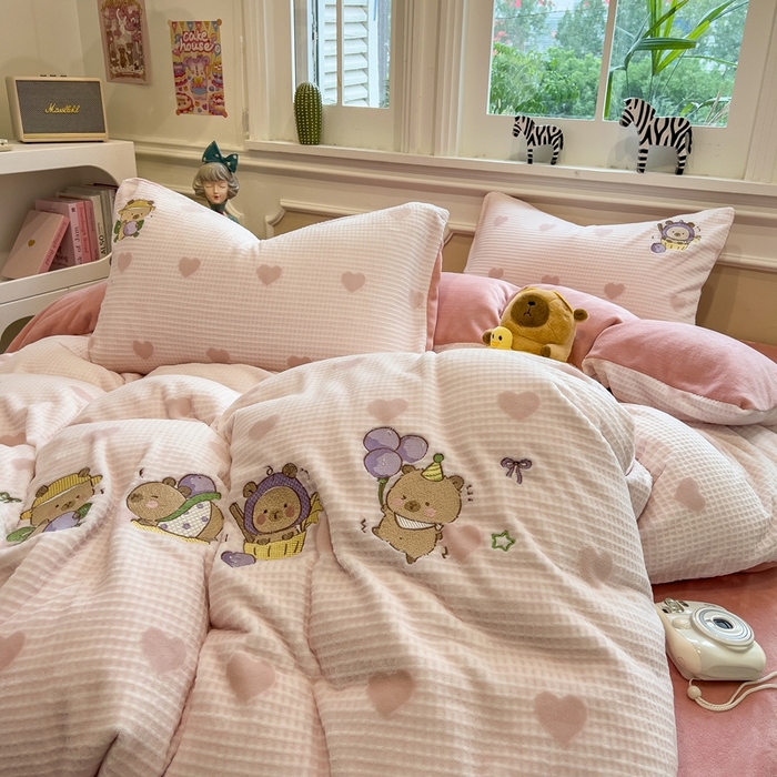 91家纺网 家纺一手货源 找家纺 （总）凯罗 2025新款亲肤舒适牛奶绒雕花印加绣卡通绣花四件套