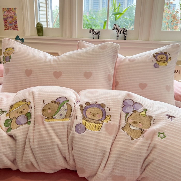 91家纺网 家纺一手货源 找家纺 凯罗 2025新款亲肤舒适牛奶绒雕花印加绣卡通绣花四件套 卡皮的葡萄庄园