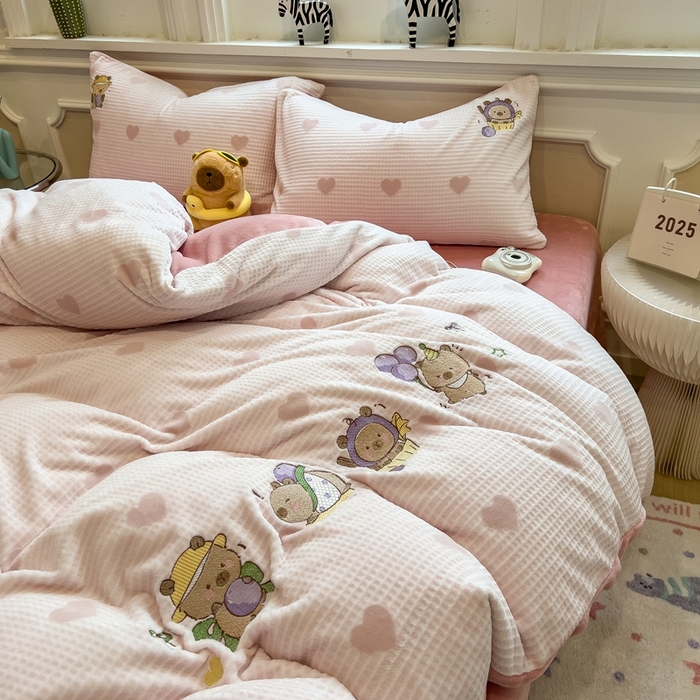 91家纺网 家纺一手货源 找家纺 凯罗 2025新款亲肤舒适牛奶绒雕花印加绣卡通绣花四件套 卡皮的葡萄庄园