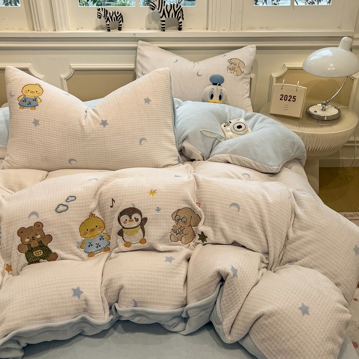 91家纺网 家纺一手货源 找家纺 凯罗 2025新款亲肤舒适牛奶绒雕花印加绣卡通绣花四件套 奇妙玩偶屋