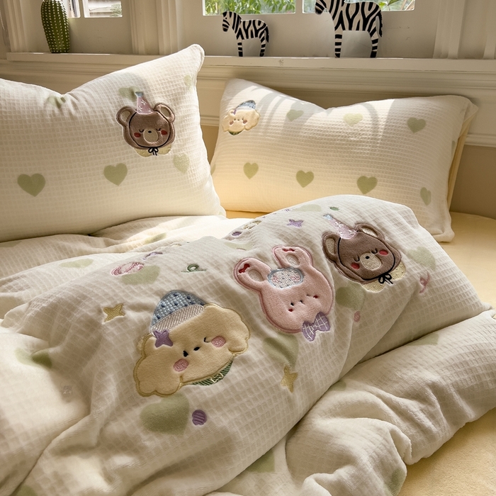 91家纺网 家纺一手货源 找家纺 凯罗 2025新款亲肤舒适牛奶绒雕花印加绣卡通绣花四件套 晚安绒绒仔