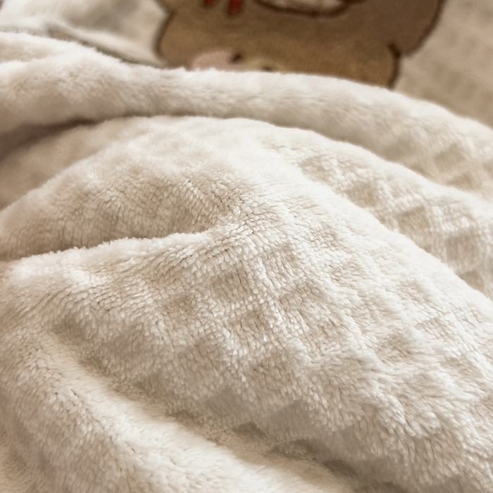 91家纺网 家纺一手货源 找家纺 凯罗 2025新款亲肤舒适牛奶绒雕花印加绣卡通绣花四件套 熊熊玩偶