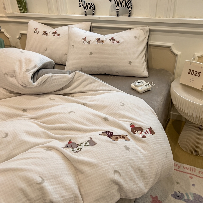 91家纺网 家纺一手货源 找家纺 凯罗 2025新款亲肤舒适牛奶绒雕花印加绣卡通绣花四件套 淘气的小狗