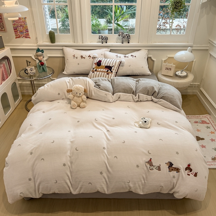 91家纺网 家纺一手货源 找家纺 凯罗 2025新款亲肤舒适牛奶绒雕花印加绣卡通绣花四件套 淘气的小狗