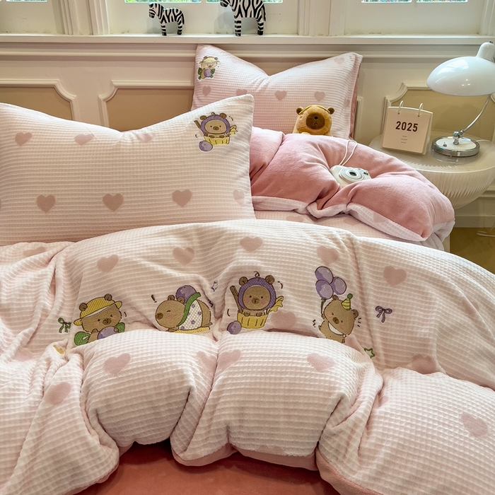 91家纺网 家纺一手货源 找家纺 凯罗 2025新款亲肤舒适牛奶绒雕花印加绣卡通绣花四件套 卡皮的葡萄庄园