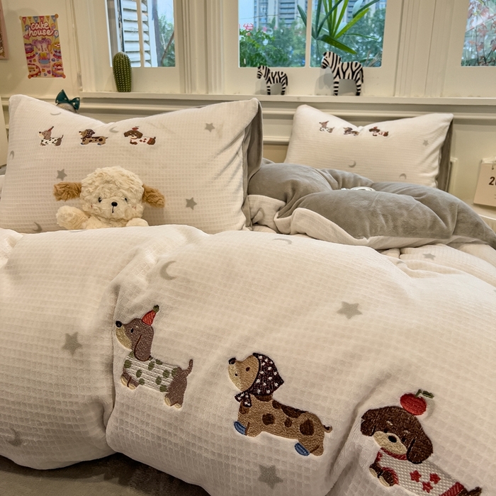 91家纺网 家纺一手货源 找家纺 凯罗 2025新款亲肤舒适牛奶绒雕花印加绣卡通绣花四件套 淘气的小狗