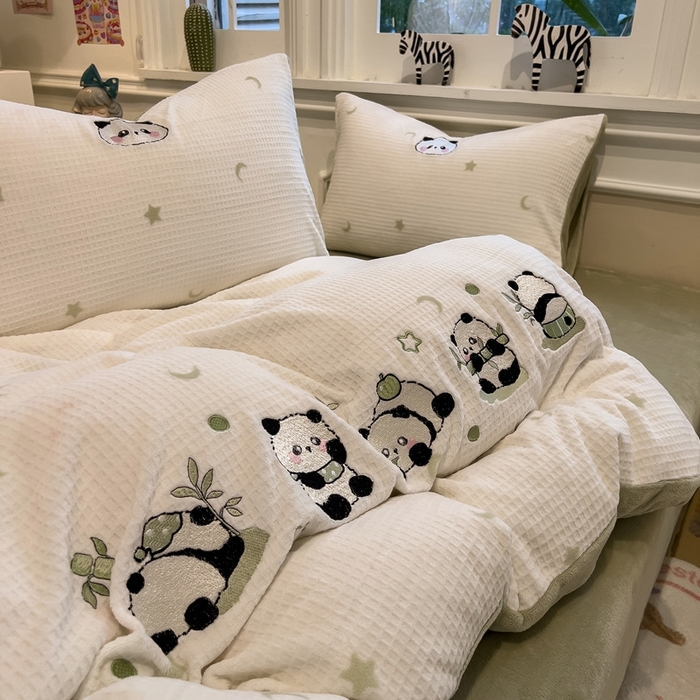 91家纺网 家纺一手货源 找家纺 凯罗 2025新款亲肤舒适牛奶绒雕花印加绣卡通绣花四件套 熊猫乐园