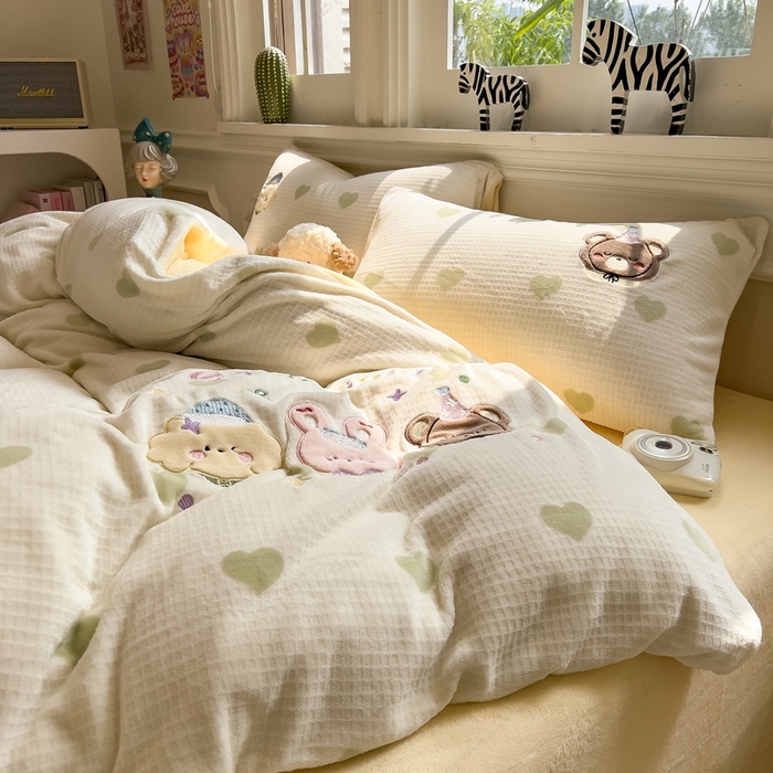 91家纺网 家纺一手货源 找家纺 凯罗 2025新款亲肤舒适牛奶绒雕花印加绣卡通绣花四件套 晚安绒绒仔