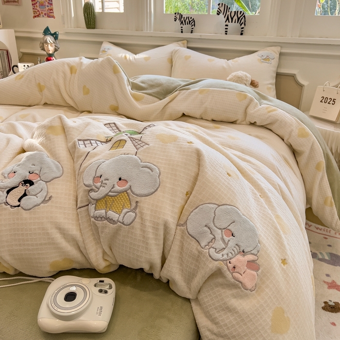 91家纺网 家纺一手货源 找家纺 凯罗 2025新款亲肤舒适牛奶绒雕花印加绣卡通绣花四件套 象象农场