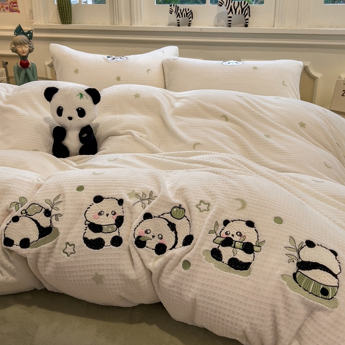 91家纺网 家纺一手货源 找家纺 凯罗 2025新款亲肤舒适牛奶绒雕花印加绣卡通绣花四件套 熊猫乐园
