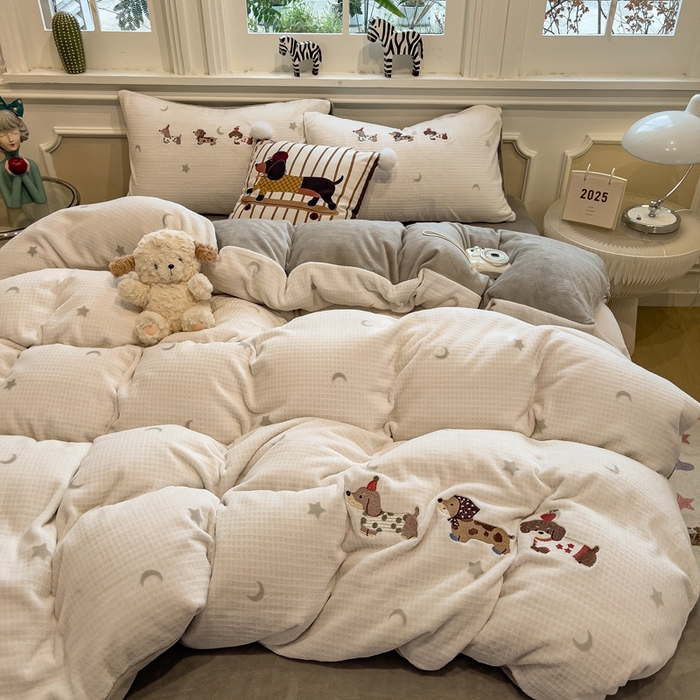 凯罗 2025新款亲肤舒适牛奶绒雕花印加绣卡通绣花四件套 淘气的小狗