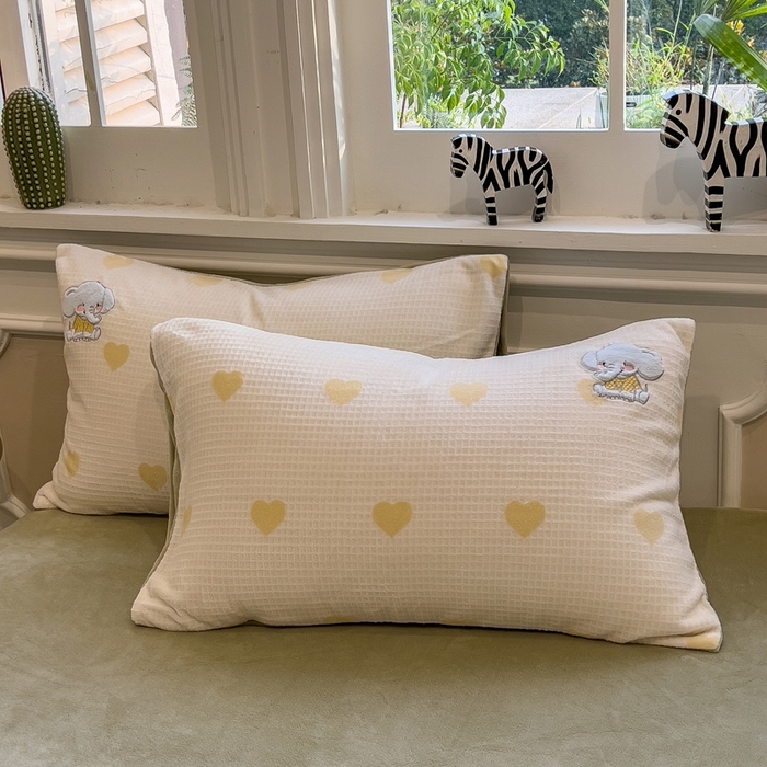 91家纺网 家纺一手货源 找家纺 凯罗 2025新款亲肤舒适牛奶绒雕花印加绣卡通绣花四件套 熊猫乐园