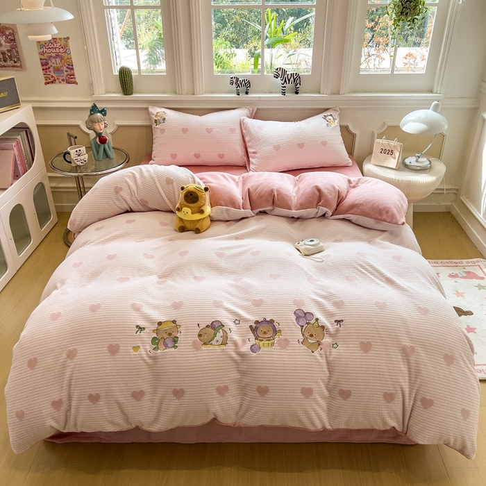 91家纺网 家纺一手货源 找家纺 凯罗 2025新款亲肤舒适牛奶绒雕花印加绣卡通绣花四件套 卡皮的葡萄庄园