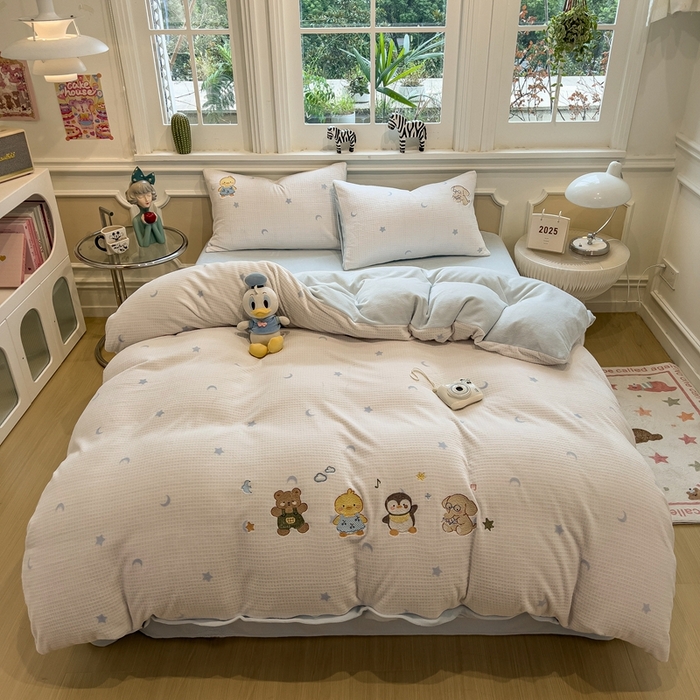 91家纺网 家纺一手货源 找家纺 凯罗 2025新款亲肤舒适牛奶绒雕花印加绣卡通绣花四件套 奇妙玩偶屋