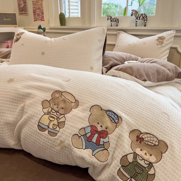 91家纺网 家纺一手货源 找家纺 凯罗 2025新款亲肤舒适牛奶绒雕花印加绣卡通绣花四件套 熊熊玩偶